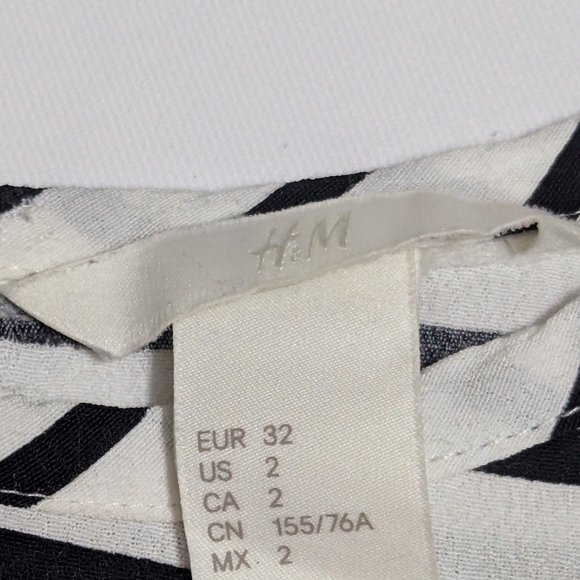 H&M Black & White Stripes Viscose Crewneck Blouse. Size: Small - Picture 10 of 11